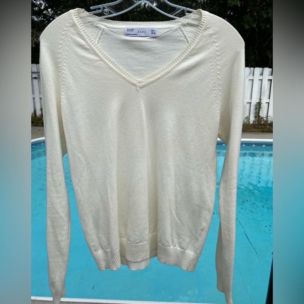 Zara Off-White V-neck Lightweight Sweater Worn Once Size L